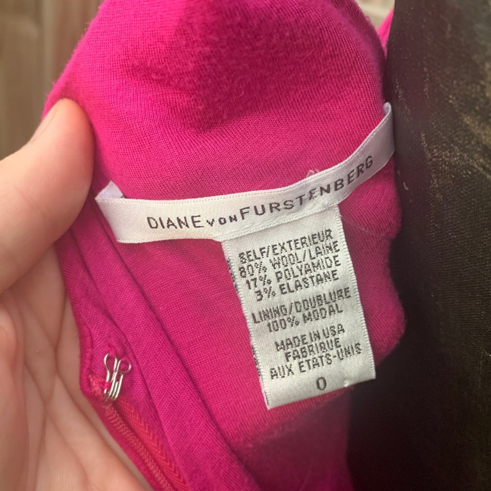 Diane Von Furstenberg, Fushia Sheath Dress, size 0 - Picture 12 of 15